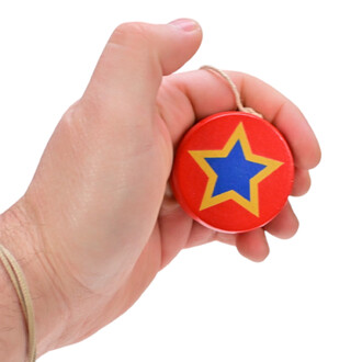 Mini yo-yo en bois, rouge avec une étoile bleue et jaune, tenu dans une main.