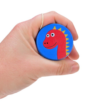 Mini yoyo en bois tenant dans la main, avec un design coloré représentant un dinosaure rouge sur fond bleu et des pointes jaunes.