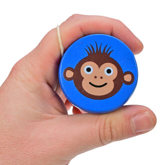 Mini yoyo en bois, bleu, avec un design de tête de singe souriant, tenu dans une main.
