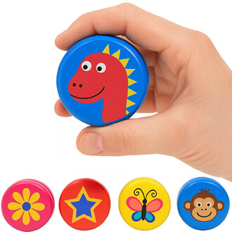 Mini yoyo en bois coloré, représentant un dinosaure rouge avec des motifs d'animaux et de fleurs, tenu dans une main. Quatre yoyos différents visibles en bas : une fleur, une étoile, un papillon et un singe.