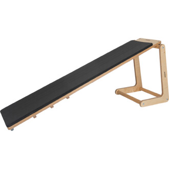 Planche d'équilibre en bois avec un surface noire, inclinée, montée sur des supports en forme de U. Idéale pour la pratique de la jonglerie et l'équilibre.