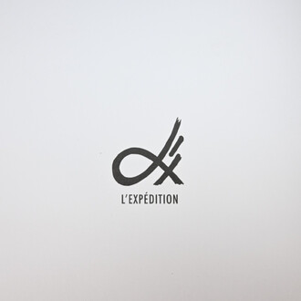 Logo de l'expédition avec un design stylisé, mettant en avant un symbole graphique représentant le mot L'EXPÉDITION en dessous. Arrière-plan blanc.