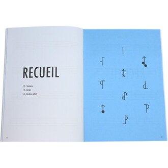 Livre ouvert avec une page bleue à droite et des symboles noirs variés. À gauche, le titre RECUEIL en lettres grandes et noires, suivi de trois lignes numérotées indiquant des sections. La page bleue présente différents symboles géométriques et iconiques.