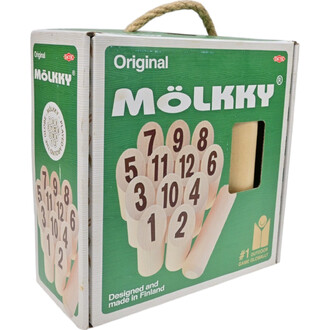 Boîte de jeu Mölkky avec un design vert, contenant des quilles numérotées de 1 à 12, et un espace ouvert pour voir le matériel à l'intérieur. La boîte est ornée d'un logo indiquant qu'il s'agit de l'original, fabriqué en Finlande. Un manche en corde est v