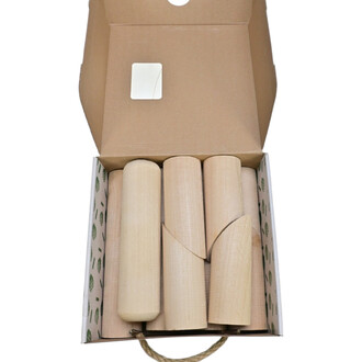 Jeu de Mölkky présenté dans sa boîte en carton, contenant des pièces en bois clair. La boîte est ouverte, laissant voir plusieurs quilles cylindriques de différentes tailles et un lanceur, tous bien rangés à l'intérieur.
