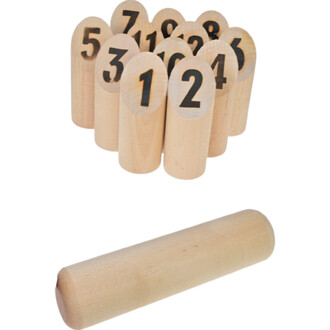 Jeu de Mölkky composé de plusieurs quilles en bois numérotées de 1 à 12, disposées en formation, et d'un bâton en bois utilisé pour lancer.