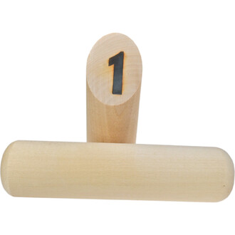 Bois clair représentant un jeton de Mölkky, en forme de cylindre vertical avec le chiffre 1 en noir gravé sur le sommet. Un autre cylindre horizontal est visible en dessous.