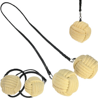 Bolas en corde avec poignées noires, comprenant trois boules jaunies et un système de cordons pour la manipulation.