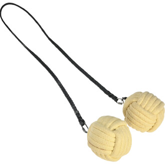 Corde avec deux balles en tissu jaune attachées par des cordes noires tressées.