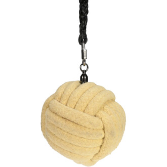 Boule de jonglerie en corde jaune, knotée, suspendue par une corde noire tressée avec un attaché métallique.