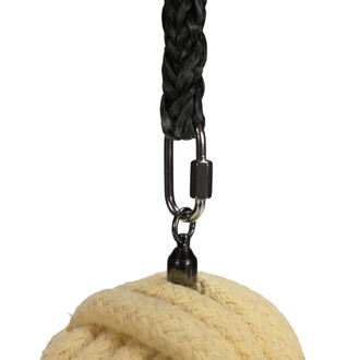 Image d'un accessoire de jonglerie comprenant une corde tressée noire et un mousqueton métallique. En bas, un objet rond en corde beige, montrant une texture tressée.