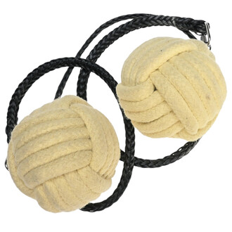 Balles de jonglerie en tissu beige, entourées de cordes noires tressées.