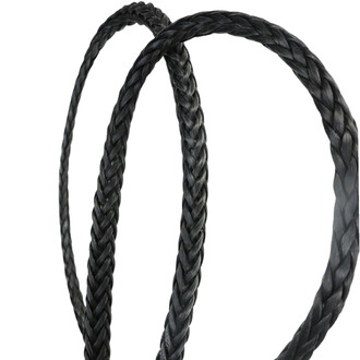 Deux fouets en cuir tressé noir, s'entrecroisant partiellement, montrant leur texture tressée et lisse.