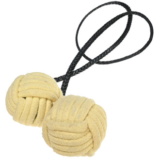 Accessoires de jonglerie comprenant deux boules en corde jaune attachées par des cordes noires, idéales pour les performances de manipulation.