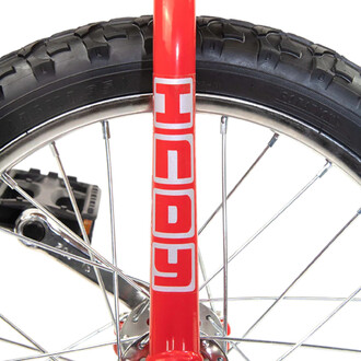 Monocycle Indy Deluxe Trainer 20 pouces : vue frontale de la roue avant avec pneu tout-terrain noir, jante argentée et rayons, fourche rouge affichant le logo INDY en lettres blanches.