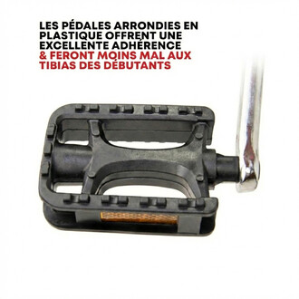 Pédale noire en plastique avec surface antidérapante, fixée à une manivelle argentée, vue de près.