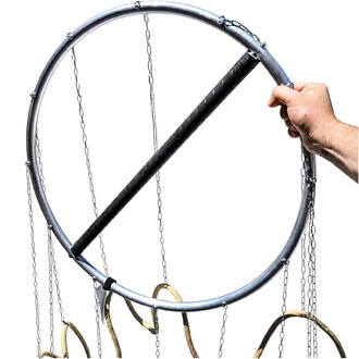 Mondchakra: Metallreifen, umgeben von herabhängenden Ketten, schwarzer Stab durch den Reifen und eine Hand, die ihn auf der rechten Seite umfasst, beige Riemen, die darunter hängen, weißer Hintergrund.