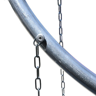 Mondchakra: Segment eines silbernen Metallreifens, der an schwarzen Ketten hängt; die Bolzenbefestigung ist am Rohr sichtbar.