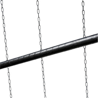 Mondchakra – perforierter schwarzer zylindrischer Stab, der an Metallketten mit ovalen Gliedern hängt.