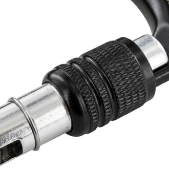 Détail d'un mousqueton poire XL à vis : corps argenté avec section noire crantée et bague/anneau de verrouillage visible.