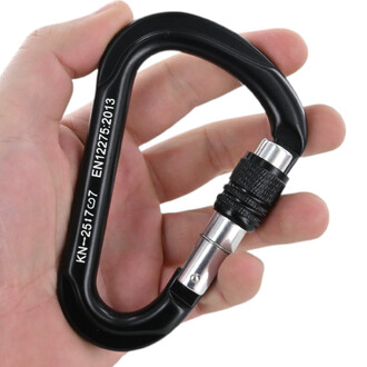 Mousqueton poire XL à vis noir tenu par une main, verrouillage à vis argenté et inscription EN12275:2013 sur le côté.