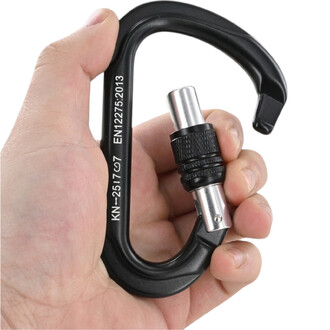 Mousqueton poire XL à vis noir en gros plan, main manipulant le verrou à vis métallique sur le corps du mousqueton.