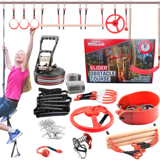 Image présentant un ensemble de matériel de parcours d'obstacles, incluant des anneaux de gymnastique, une barre horizontale, un disque de glisse, divers accessoires en rouge et noir, et une boîte contenant le kit. Une jeune fille souriante utilise une pa