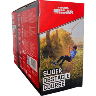 Boîte du produit Slider Obstacle Course de Fofana Ninja, montrant un enfant en train de glisser sur un câble entre des arbres dans un décor naturel ensoleillé. Les côtés de la boîte portent des instructions et des avertissements en rouge et noir.