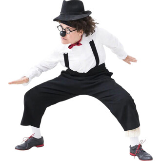 Personne en costume de clown, avec un nez en silicone noir, des lunettes rondes, une chemise blanche, un nœud papillon rouge, des bretelles noires et des pantalons larges noirs. La personne est en position dynamique, comme si elle se préparait à faire une