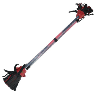 Kit bâtons Nikisticks, comprenant deux bâtons longs en plastique avec des finitions en cuir rouge et des lanières noires à chaque extrémité, idéal pour la jonglerie et les performances.