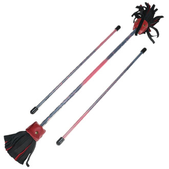 Kit de bâtons Nikisticks comprenant deux bâtons flexibles avec des poignées noires et des embouts en cuir rouges. L'un des bâtons est décoré de franges noires et rouges, offrant un design coloré et attrayant.