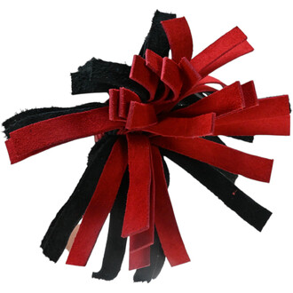 Bâton de jonglage en velours, composé de lanières rouges et noires disposées en spirale, créant un effet dynamique.