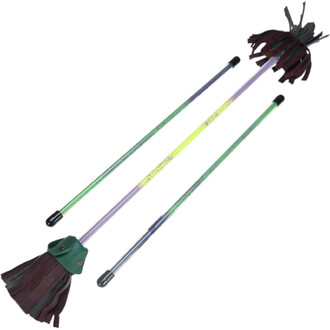 Bâtons de jonglerie Nikisticks avec deux bâtons aux teintes variées (vert, violet, jaune) et embouts en noir, ornés de franges en cuir sur une extrémité.