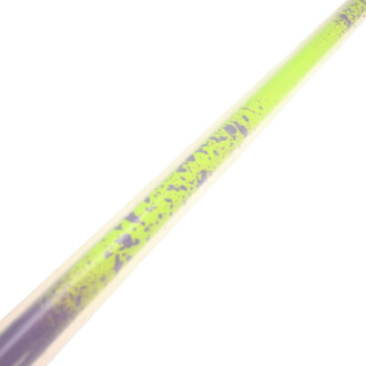 Bâton de jonglerie Nikisticks, noyau coloré en vert fluorescent avec des éclaboussures de couleur noire, présentant une surface lisse et brillante, sur fond clair.