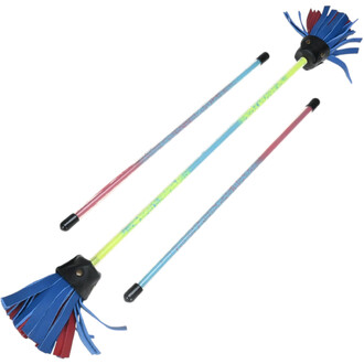 Kit bâtons Nikisticks composé de deux bâtons colorés avec des extrémités en relief. Les bâtons sont de teinte bleue et rouge, et se terminent par des franges en simili cuir de plusieurs couleurs. Le milieu de chaque bâton est doté d'une poignée noire.
