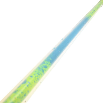 Bâton de jonglage Nikisticks avec un design coloré, affichant des nuances de bleu et de vert, sur fond blanc.