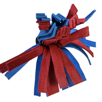 Bâtons Nikisticks colorés en rouge et bleu, présentés de manière dynamique avec des franges en feutre.