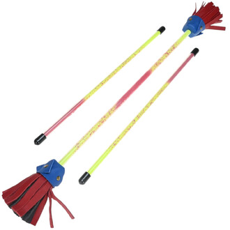 Bâtons de jonglage Nikisticks avec une finition colorée, comprenant des tiges translucides jaunes et rouges, et des embouts noirs. Chaque bâton est équipé d'un bout décoratif en cuir avec des franges rouges, fixées à une base bleue.