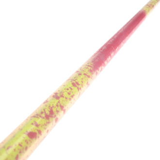Bâton de jonglerie Nikisticks aux couleurs vives, avec un motif dégradé de rouge et de jaune, montrant une surface lisse et légèrement brillante, capturé en perspective.