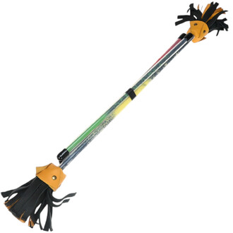 Bâton de jonglerie Nikisticks avec deux extrémités ornées de franges noires en simili cuir et une partie centrale en tubes colorés, l'un vert et l'autre jaune, maintenus par des pièces en cuir.