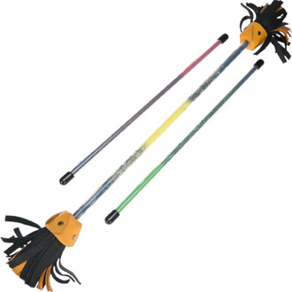 Kit de bâtons Nikisticks comprenant trois bâtons de jonglage. Les bâtons sont équipés de pompons en franges et se présentent en différentes couleurs : un bâton rouge, un bâton jaune et un bâton vert. Les extrémités des bâtons sont dotées de pointes noires