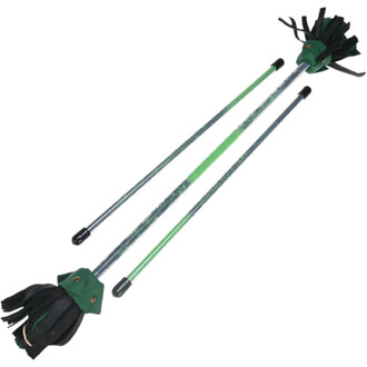 Kit bâtons Nikisticks composé de deux bâtons, l'un avec une finition verte et l'autre avec des accents noirs, chacun équipé de bouts en caoutchouc pour une meilleure prise. Les bâtons présentent des franges en cuir sur une des extrémités, ajoutant une tou