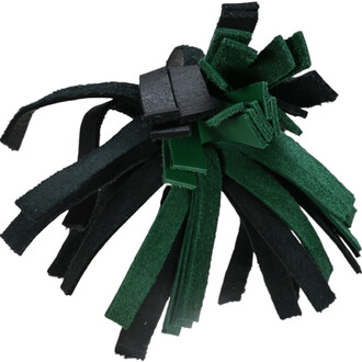 Kit bâtons Nikisticks, montrant un ensemble de bandes en cuir de différentes longueurs et épaisseurs, principalement en noir et vert, regroupées en une forme arrondie.