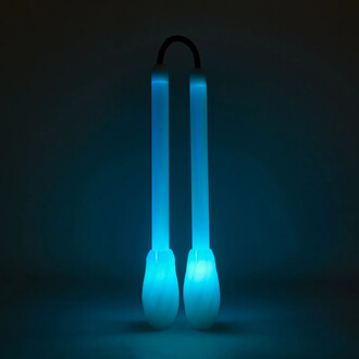 Nunchakus Lumi Pro LED aux poignées lumineuses et lisses, éclairés en bleu, sur un fond sombre.