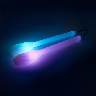 Nunchakus Lumi Pro LED, éclairés par des lumières LED bleu et violet, posés sur un fond sombre, mettant en valeur leur design futuriste et coloré.