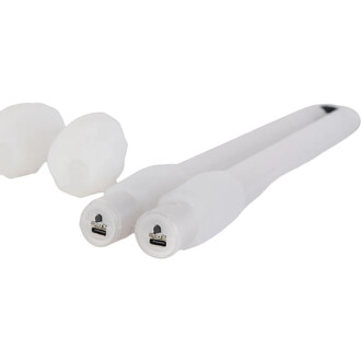 Nunchakus Lumi Pro LED avec deux barres lumineuses blanches et deux têtes sphériques. Les extrémités des barres montrent des ports de connexion USB. Le fond est neutre.