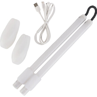 Nunchakus Lumi Pro LED comprenant deux bâtons lumineux blancs, un câble USB pour le chargement, et deux embouts en plastique.
