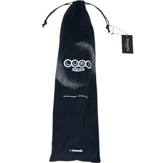 Sac de rangement noir pour nunchakus Lumi Pro LED, avec le logo LUMI PRO en blanc, indiquant qu'il est rechargeable via USB et qu'il est conçu pour des performances éclatantes. Le sac est fermé par un cordon de serrage et porte une étiquette de la marque