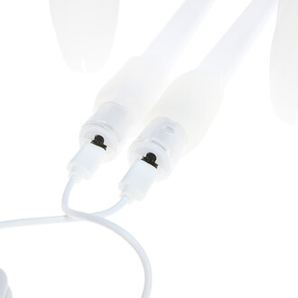 Nunchakus Lumi Pro LED avec extrémités transparentes, câbles connecteurs et boutons d'activation visibles.