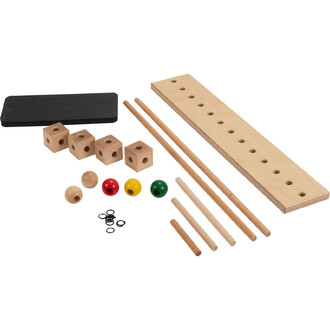 Kit de jonglerie en bois comprenant des cubes, des billes colorées, des bâtons en bois, une planche avec des trous, et des petits élastiques.